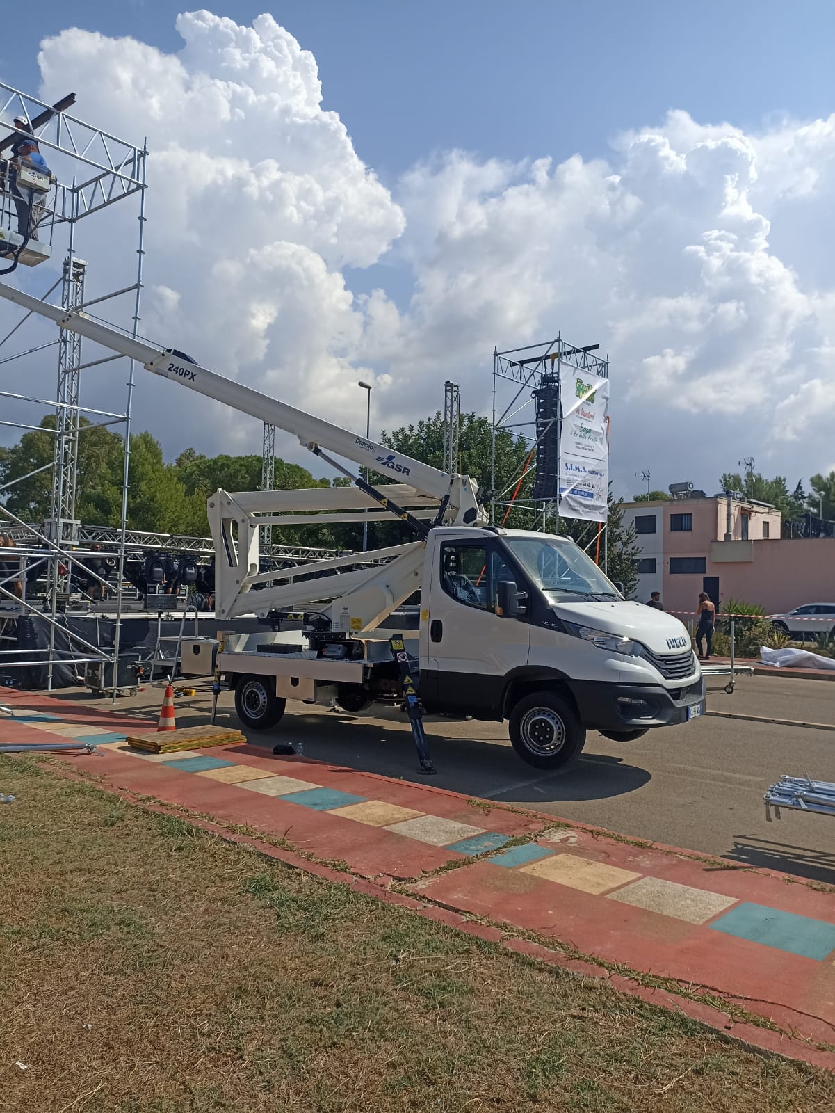 Piattaforma aerea SOLE a supporto del montaggio di un palco