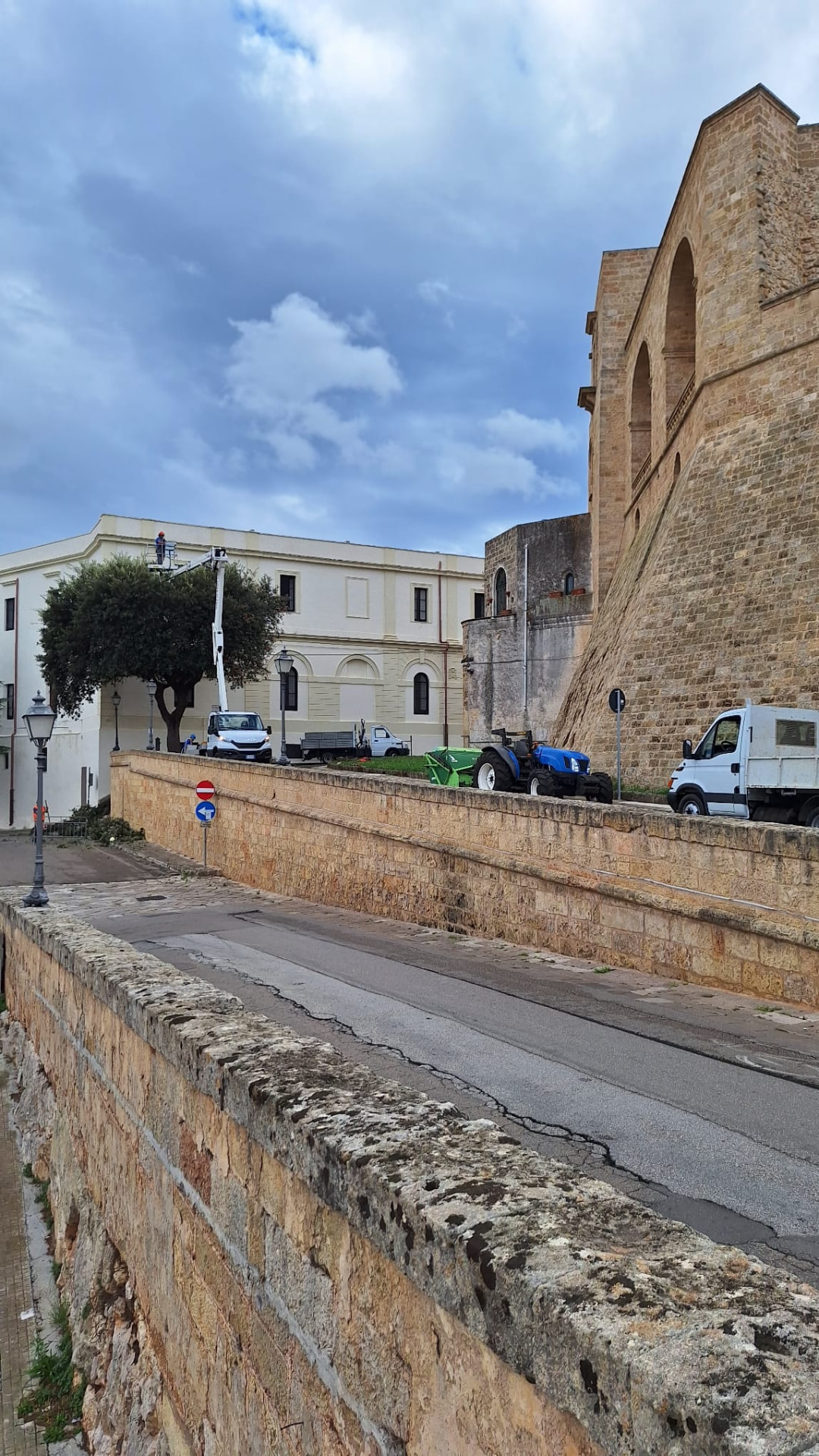 Mezzi SOLE, trattore e autocarro al lavoro nel centro storico