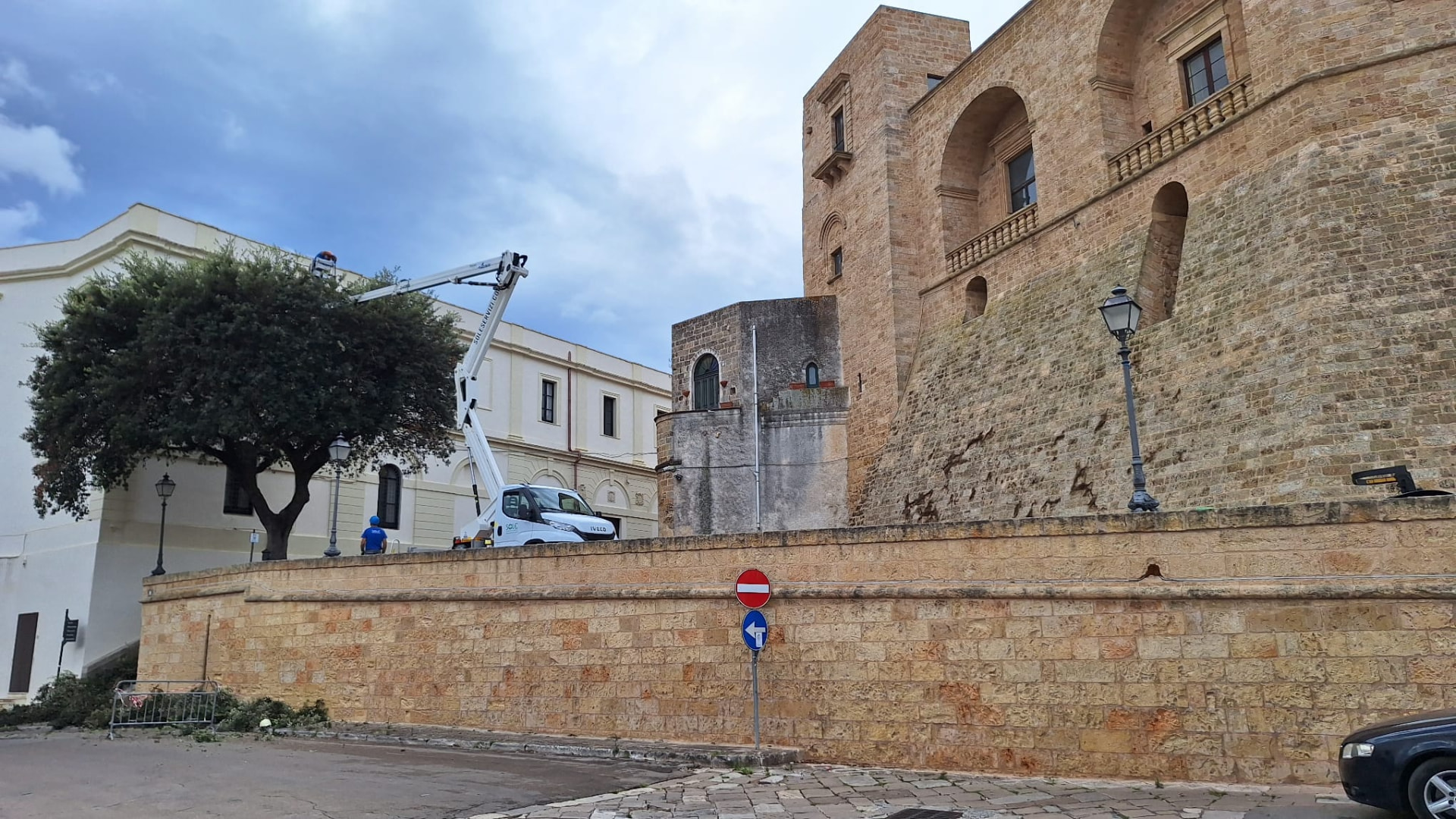 Intervento di potatura nel centro storico con piattaforma aerea