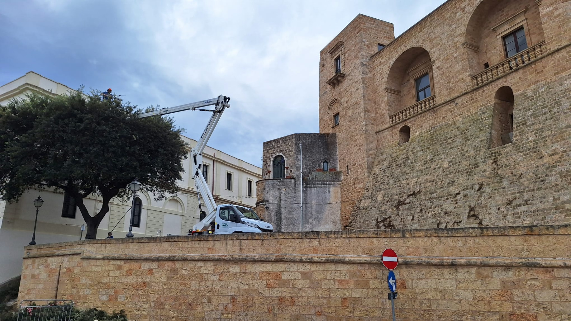 Potatura di alberature accanto alle mura storiche con piattaforma SOLE