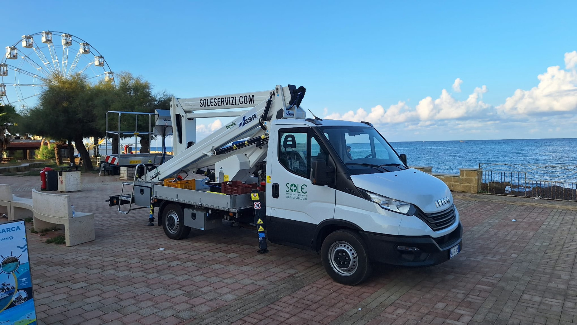 Autocarro SOLE con piattaforma aerea GSR 240RX sul lungomare